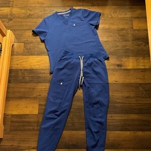 Fabletics Women’s Scrub Set. Vital 1-pocket scrub top & on-call scrub jogger.